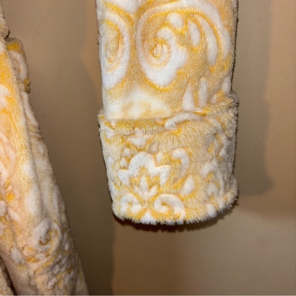 Women’s Yellow and White Patterned Plush Comfy Robe - Picture 10 of 11
